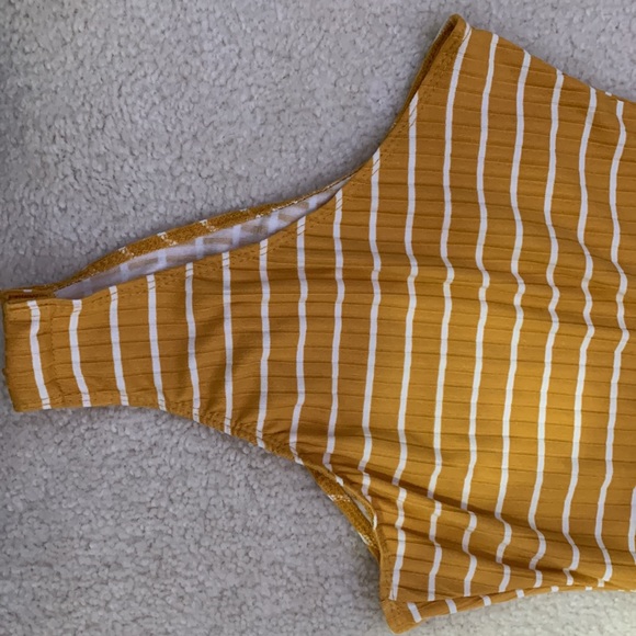 Yellow striped bodysuit buttons - Picture 2 of 3
